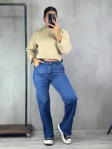 Pantalón de jean azul de corte wide leg, con cintura alta y terminación desflecada en el ruedo.