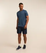 Bermuda deportiva azul marino con cintura elástica, cordón de ajuste, bolsillos laterales y detalle de red en los laterales.