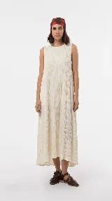 Vestido midi color crudo de silueta relajada y textura arrugada, con diseño sin mangas y escote redondo.