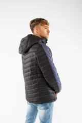 Campera puffer de nylon con relleno de guata, diseño capitoneado y capucha desmontable. Presenta cierre frontal, bolsillos laterales con cierre y detalles en color bordó en mangas y cierres.