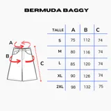 Bermuda de jean negra con lavado oscuro, corte ancho (baggy) y largo hasta la rodilla (3/4). Presenta un dobladillo deshilachado en el ruedo y cierre frontal con botón y cremallera.