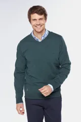 Buzo tejido de algodón con cuello en V, de diseño clásico y liviano, ideal para media estación.
