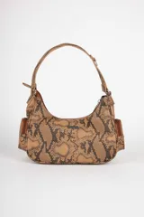 Cartera negra de símil cuero con asa corta fija y cuatro bolsillos externos con tachas y hebillas metálicas.