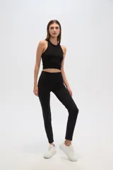 Calza negra de poliamida, tiro alto y corte ajustado.