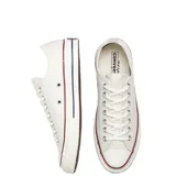 Championes Converse Chuck 70 de lona color crema con suela de goma color hueso y detalles en rojo y azul.