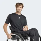 Remera de entrenamiento negra de corte clásico con cuello redondo, diseñada para atletas en silla de ruedas. Presenta un logo de las 3 Barras en el pecho y una espalda de malla para mayor ventilación. Confeccionada con tejido AEROREADY que absorbe la humedad.