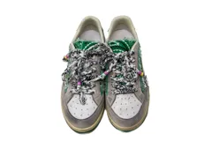 Zapatillas deportivas bajas Arizona Love, con base blanca y detalles en gris, verde y amarillo. Presentan cordones con cuentas de colores y apliques de tela estampada en los laterales y la lengüeta.
