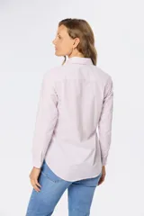 Camisa de manga larga con cuello clásico y corte recto, a rayas verticales rosas y blancas.