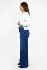 Pantalón de jean azul oscuro con corte wide leg, tiro alto y diseño de pierna ancha.