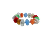 Pulsera de cuentas multicolores con piezas plateadas de textura irregular.