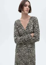 Vestido largo de diseño recto con estampado de leopardo, escote en pico y manga larga. Confeccionado en tejido fluido sin cierre.