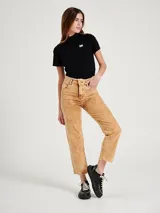 Championes blancos de cuero con cordones y apliques metálicos.