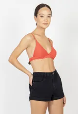 Top de bikini color verde oliva, estilo triángulo fijo con tirantes finos y espalda ajustable.