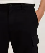 Bermuda cargo negra confeccionada en sarga de algodón, con cintura tradicional, cierre de cremallera y botón, y bolsillos laterales útiles.