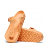 Sandalias Birkenstock modelo Gizeh Eva, color naranja, de goma eva, con tira entre los dedos y hebilla ajustable.