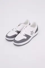 Zapatillas de diseño urbano en color blanco con inserciones en gris oscuro, cordones al tono y detalle de estrella bordada en el lateral.
