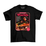 Remera negra de manga corta con estampado gráfico frontal inspirado en la novela La guerra de los mundos de H.G. Wells, con diseño estilo póster retro.