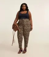Pantalón de crepé con estampado animal print de leopardo, modelo pijama de corte holgado, cintura elástica con lazo de ajuste y bolsillos laterales.