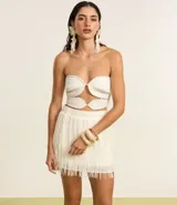 Top cropped blanco de crepé, sin breteles, con busto redondeado y cutout delantero.