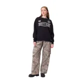 Pantalon cargo de corte recto con estampado de camuflaje de ramas en tonos beige y marrón. Cuenta con bolsillos laterales tipo cargo con solapa y cierre frontal con botón y cremallera.
