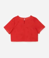 Blusa roja plus size confeccionada en laise con pequeños agujeritos y mangas cortas.