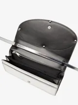 Cartera Diesel tipo sobre, color dorado metalizado, con logo ovalado en relieve. Incluye correa desmontable para usar como bandolera.