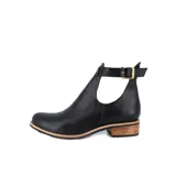 Botín negro de cuero con abertura lateral y correa con hebilla dorada al tobillo. Taco foliado de suela natural y vira de suela natural cosida.