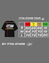 Remera marrón de corte holgado con estampado en la espalda que incluye la palabra "ITTAI" en blanco con líneas rojas y azules, la frase "AN IBIZA PRODUCE" y un texto más pequeño que dice "Ittai Stars Department Gallery - Ibiza Edition. If you're in Ibiza, 112 is not an option.".