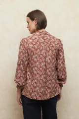 Camisa estampada de manga larga con botones a tono y terminación de puños en volados.