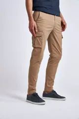 Pantalón cargo de corte slim, color verde militar, con bolsillos laterales tipo cargo y cierre frontal. Confeccionado en algodón.
