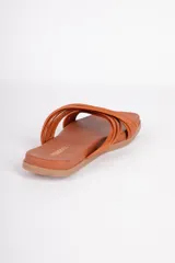 Sandalias bajas color suela, con tiras finas cruzadas de símil cuero.