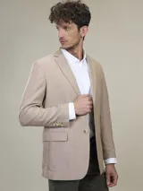 Blazer color camel, de corte clásico, con solapas de muesca, cierre de dos botones, bolsillo en el pecho y bolsillos delanteros con solapa.