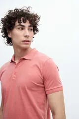 Remera polo celeste con cuello clásico y tapeta de tres botones.