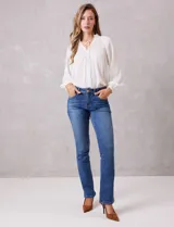 Jean de tiro medio con corte bootcut, confeccionado en denim azul con efecto lavado. Cuenta con cierre frontal, botón metálico, pasadores para cinturón y bolsillos funcionales en la parte delantera y trasera.