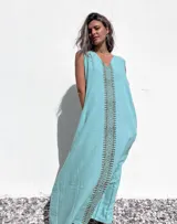 Vestido largo verde agua sin mangas con escote en V y estampado geométrico vertical en el centro.