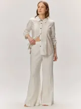 Pantalón de lino color blanco, con corte recto y cintura elastizada.