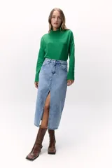 Falda midi de jean celeste con tajo frontal.