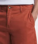 Bermuda de sarga color blanco, de corte recto y diseño básico con bolsillos laterales y traseros.