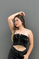 Top strapless negro de jean con cierre frontal de botones y bolsillos con solapa.