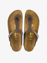 Sandalias Birkenstock modelo Gizeh, color marrón topo, con tira delantera ajustable con hebilla metálica color cobre y plantilla anatómica de corcho y látex.