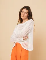 Sweater blanco de algodón con escote redondo, manga larga y calado en punto desagujado.