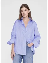 Camisa de algodón con estampado de rayas azules, corte relajado, cuello camisero clásico y cierre frontal de botones.