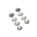 Aros colgantes plateados con forma de concha marina.