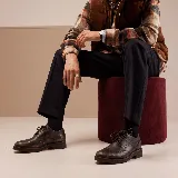 Zapato tipo oxford de cuero vacuno con acabado envejecido, diseño brogue con perforaciones decorativas y suela de goma.