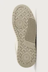 Zapatillas de basket para hombre en color tostado, con diseño de paneles en tonos beige y blanco, cordones al tono y suela chunky de goma.