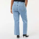 Jean de corte bootcut con cintura alta y cierre frontal con botón y cremallera. Presenta un diseño de cinco bolsillos y un acabado deshilachado en el bajo.