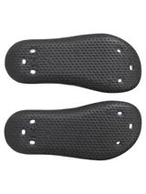 Sandalias tipo chinela Under Armour, confeccionadas en una sola pieza de EVA moldeada de secado rápido. Presentan un diseño ergonómico con orificios de drenaje laterales, plantilla texturizada para mayor tracción y el logo de la marca en relieve sobre la banda superior.