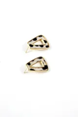 Par de caravanas con forma de triángulo irregular, con marco dorado y relleno con estampado animal print blanco y negro.