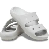 Sandalias tipo slide de la marca Crocs, con diseño de doble tira superior con perforaciones para personalización con Jibbitz. Fabricadas en material Croslite ligero y flexible, con plantilla ergonómica.