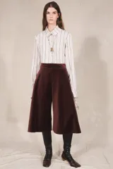 Bermuda ancha de tiro medio de terciopelo bordó con diseño de pierna ancha y caída fluida.